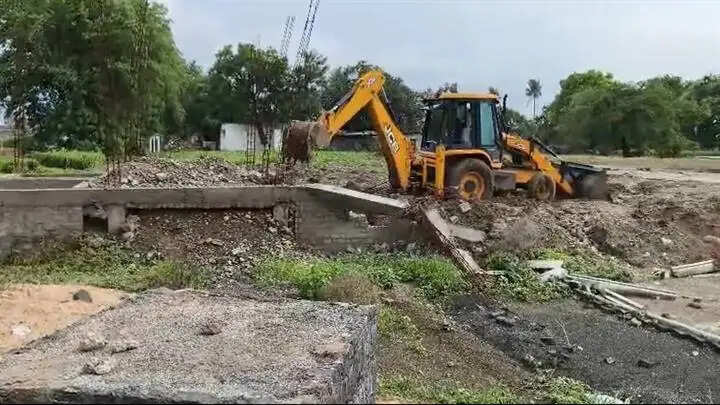 इंदौरः राजस्व विभाग की बड़ी कार्रवाई, डेढ़ करोड़ रुपये मूल्य की शासकीय भूमि अतिक्रमण मुक्त