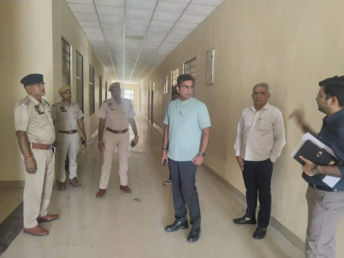 जिला निर्वाचन अधिकारी संदेश नायक ने बस्सी, चाकसू और कानोता में चुनावी तैयारियों का लिया जायजा