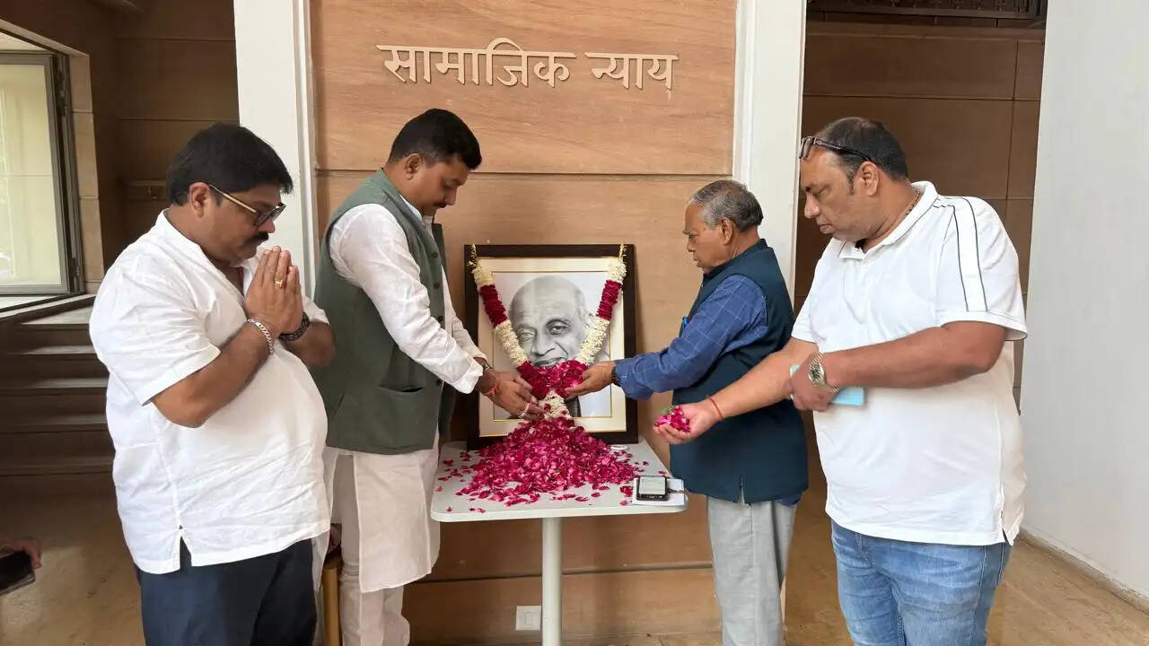 झारखंड कांग्रेस ने इंदिरा गांधी और सरदार पटेल को दी श्रद्धांजलि