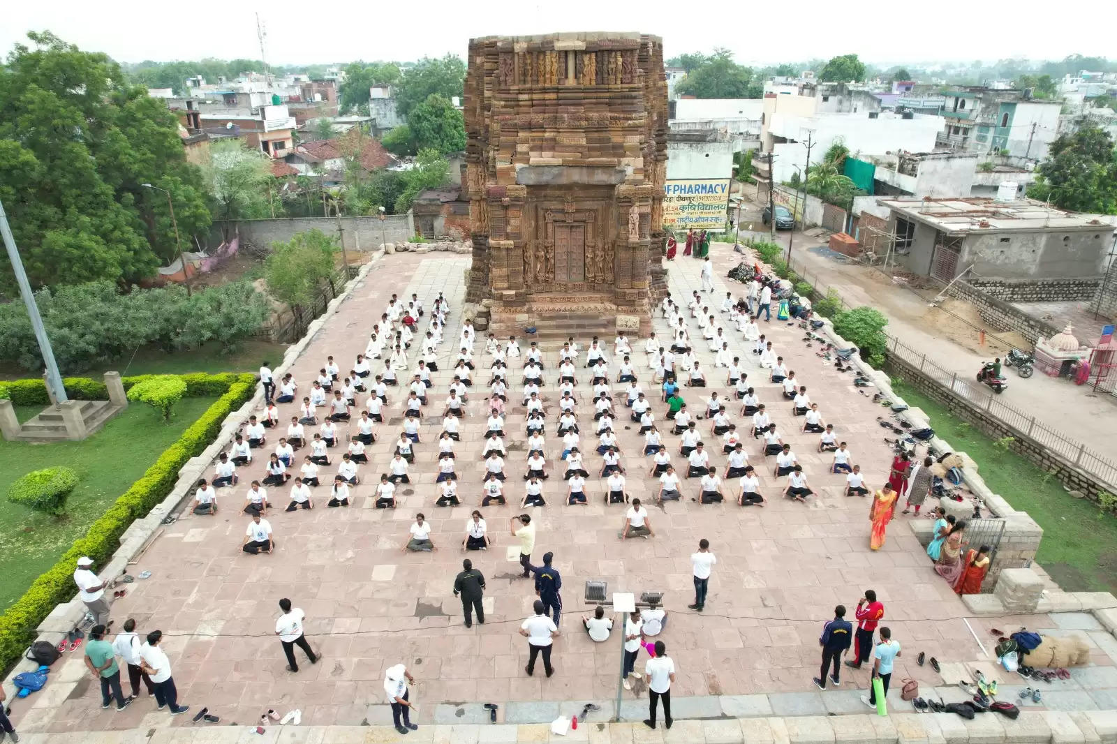 जांजगीर: अंतर्राष्ट्रीय योग दिवस के अवसर पर विष्णु मंदिर परिसर में युवाओं का दिखा गजब का उत्साह