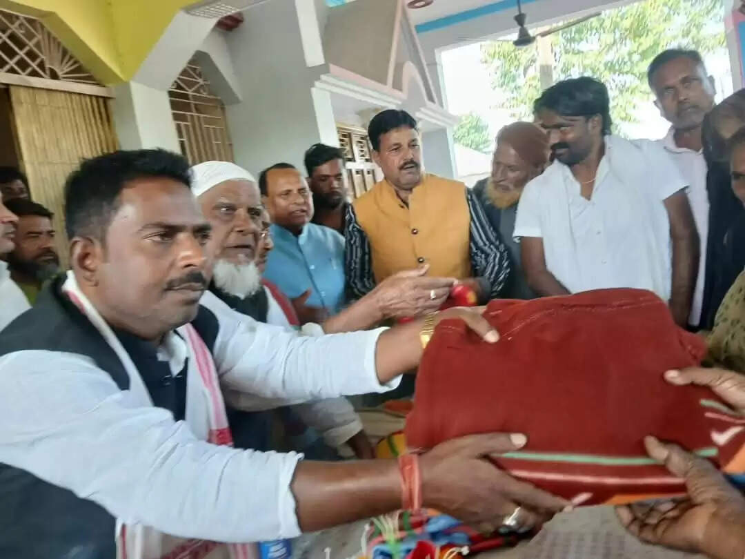 नरपतगंज के रेवाही में सैकड़ों ग्रामीणों के बीच कंबल का हुआ वितरण