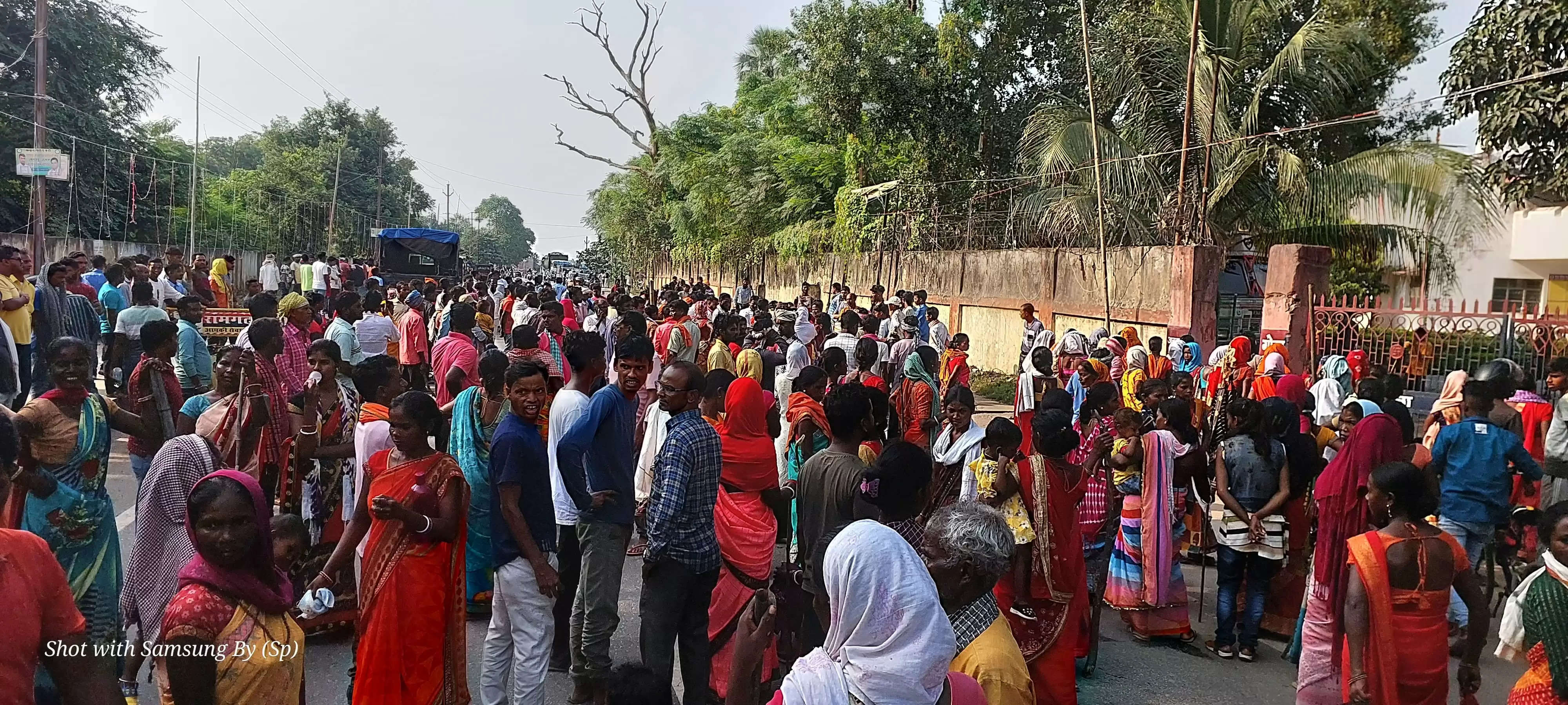 पोस्टमार्टम के बाद गोला पहुंची दोनों युवकों की लाश, परिजनों ने किया सड़क जाम, ड्राइवर सस्पेंड