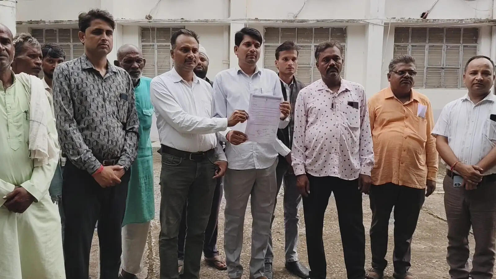 तालाब की जल निकासी रोकने से फसलें डूबीं, किसानों ने डीएम से लगाई गुहार
