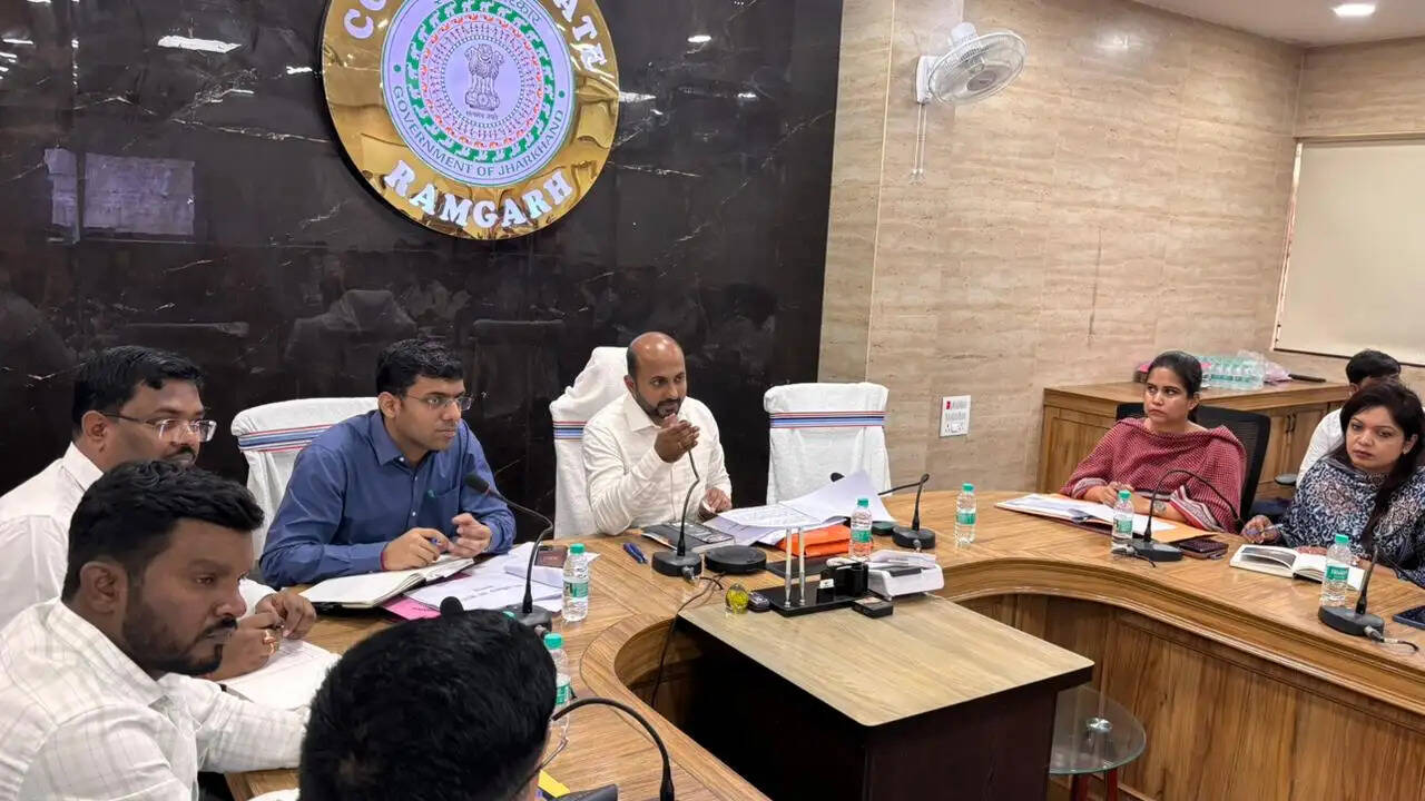 जनहित से जुड़े मामलों को अधिकारी दें सर्वोच्च प्राथमिकता : डीसी