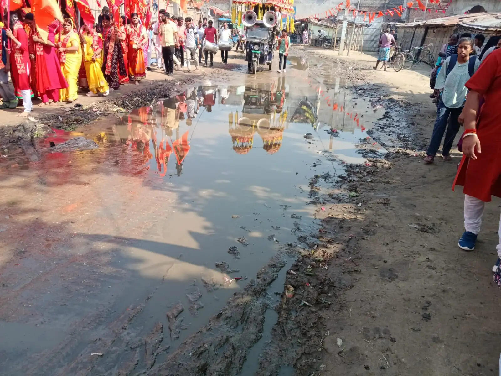 हल्की बारिश में सड़क पर पानी लगने से राहगीरों को हो रही है परेशानी