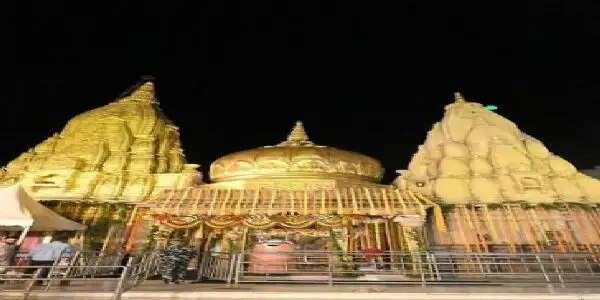 बाबा विश्वनाथ की नगरी काशी हुई शिवमय,चहुंओर बोलबम की गूंज, पावन ज्योर्तिलिंग के स्पर्श पर रोक