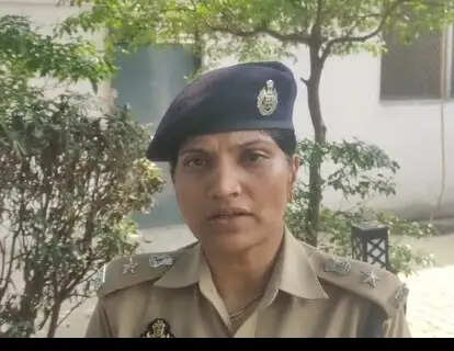युवक का शव मिलने पर बवाल,पुलिस टीम पर पथराव,पुलिस के वाहनों में तोड़फोड़