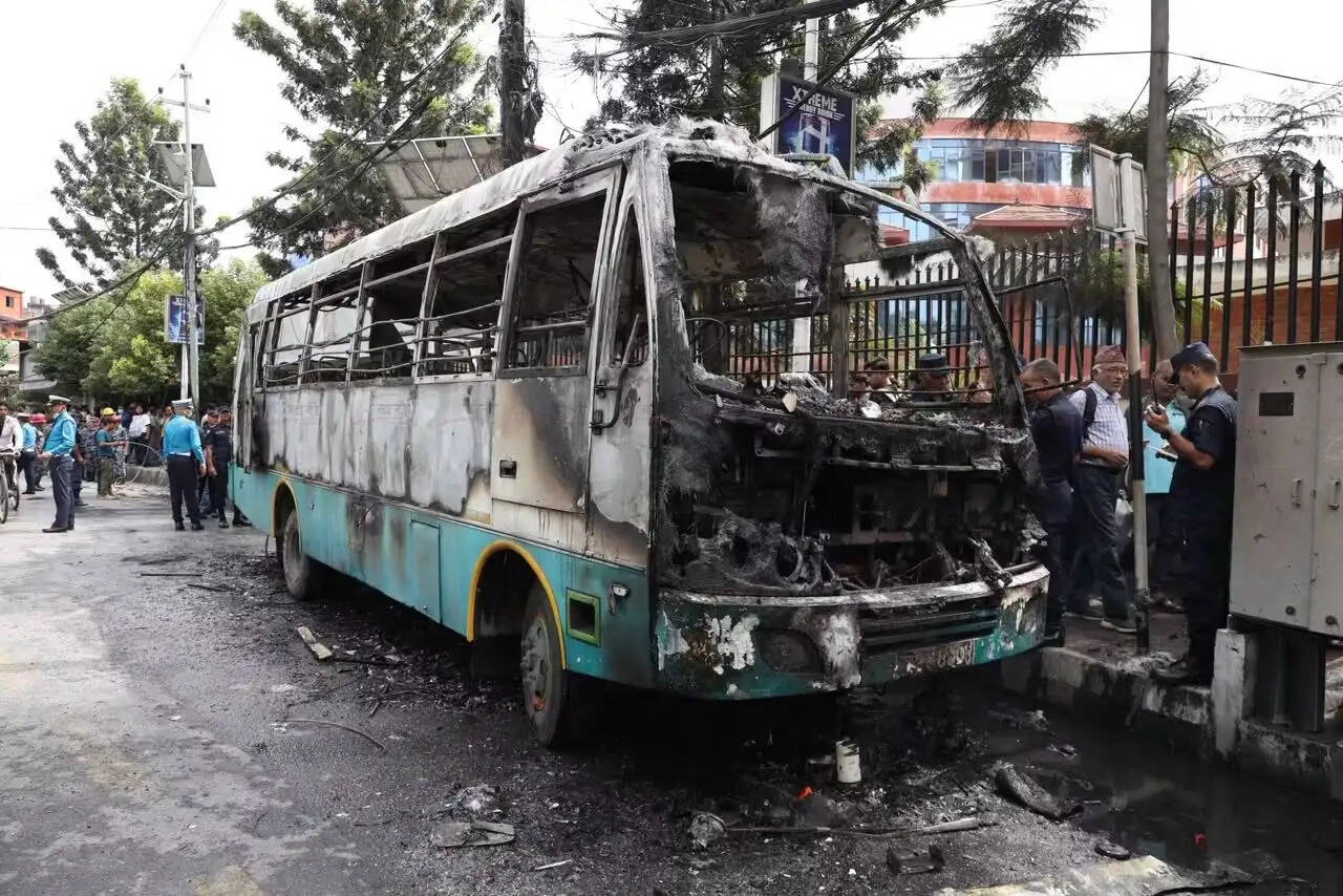 ट्रैफिक पुलिस से जुर्माने पर विवाद के बाद काठमांडू में चालक ने बस में लगाई आग