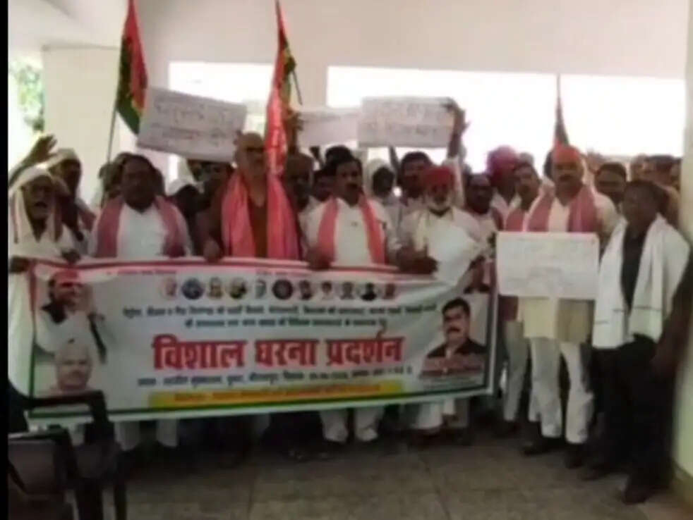 जनसमस्याओं काे लेकर सपाइयों का तहसील पर प्रदर्शन, सौंपा ज्ञापन