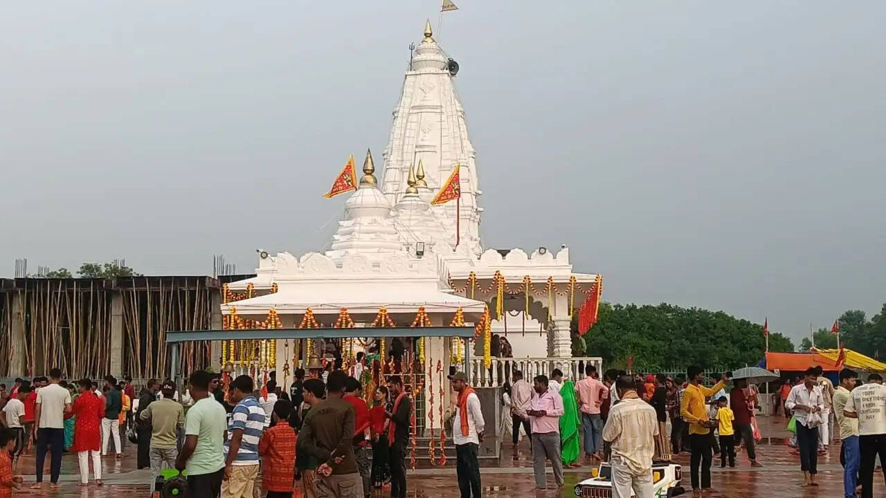 बारिश के बीच मंदिराें में गूंजे हर-हर महादेव के जयकारे