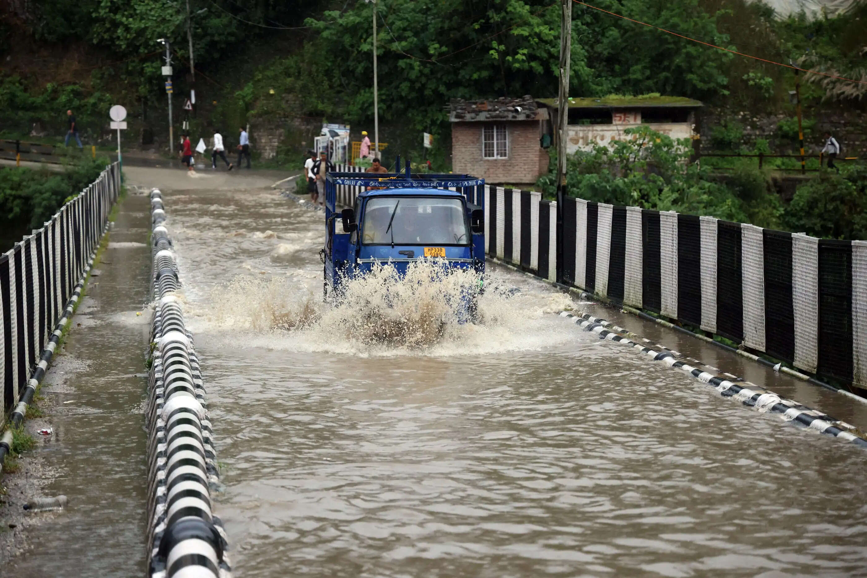 मंडी में झमाझम बारिश, झीलें बनी सड़कें और पुल