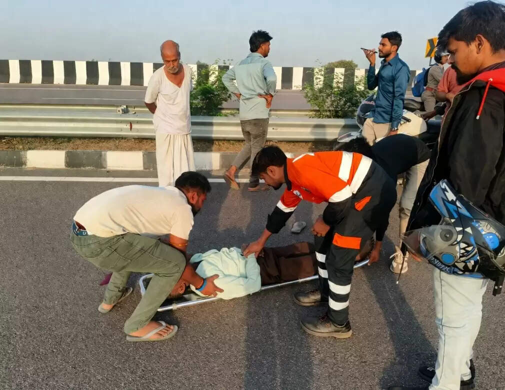 कानपुर में तेज रफ्तार बाइक डिवाइडर से टकराई, बच्चे समेत तीन की मौत, एक बच्ची गंभीर