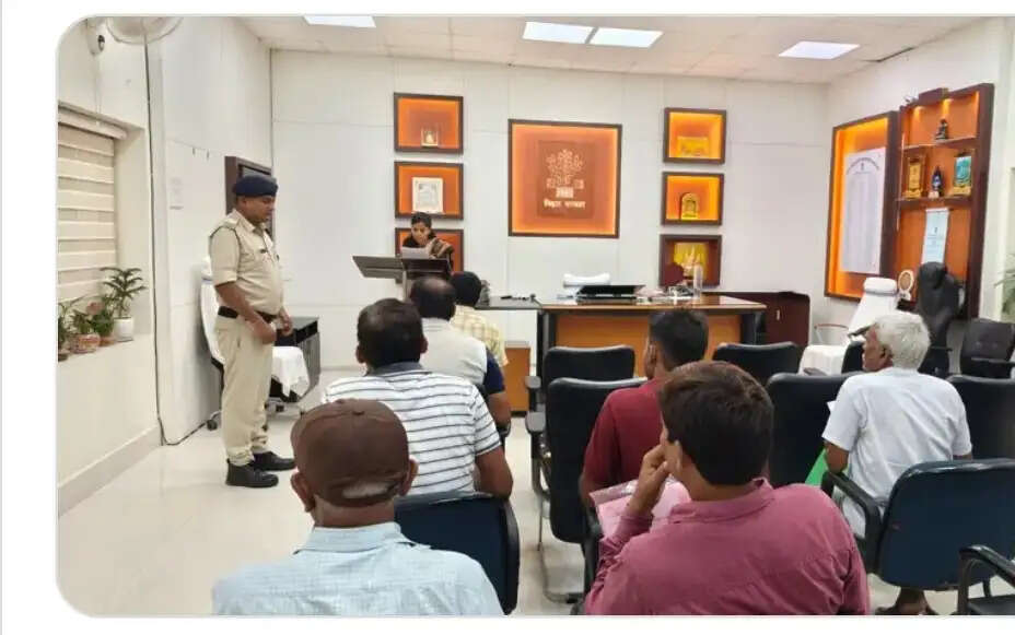 जनता दरबार में जिलाधिकारी ने 26 आवेदनों पर अधिकारियों को दिए आवश्यक निर्देश