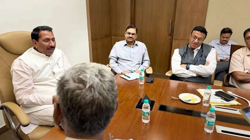 भोपाल में सड़कों पर किसानों ने गुजारी रात, सीएम हाउस के घेराव पर अड़े, आज नर्मदापुरम रोड के स्कूलों में छुट्टी