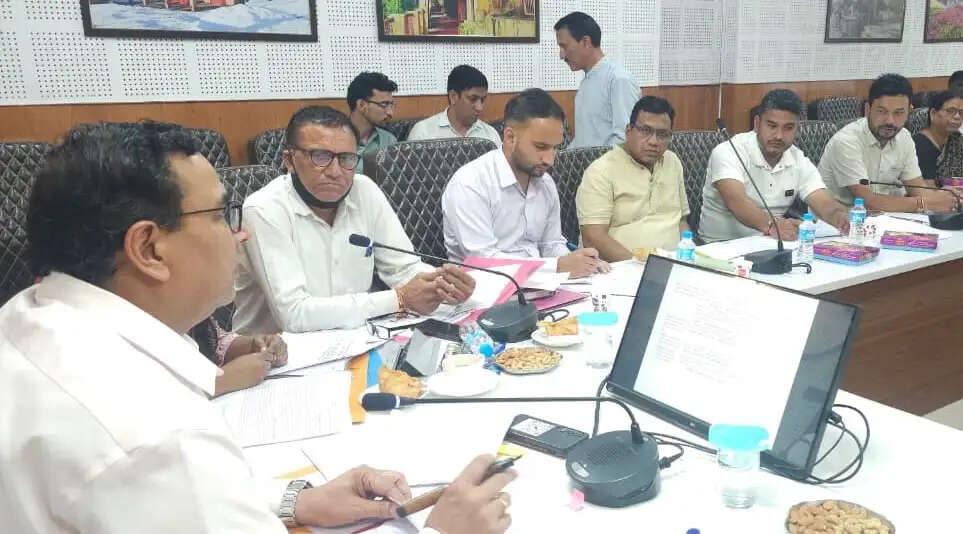 15 भूखंड व 18 बंद इकाइयों पर कार्रवाई की तैयारी