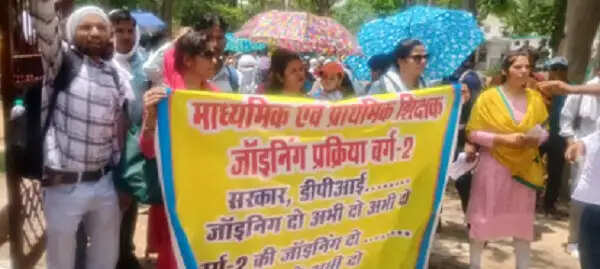 भोपाल:&nbsp;नियुक्ति की मांग को लेकर डीपीआई का घेराव, चयनित अभ्यर्थियों का अनिश्चितकालीन आंदोलन