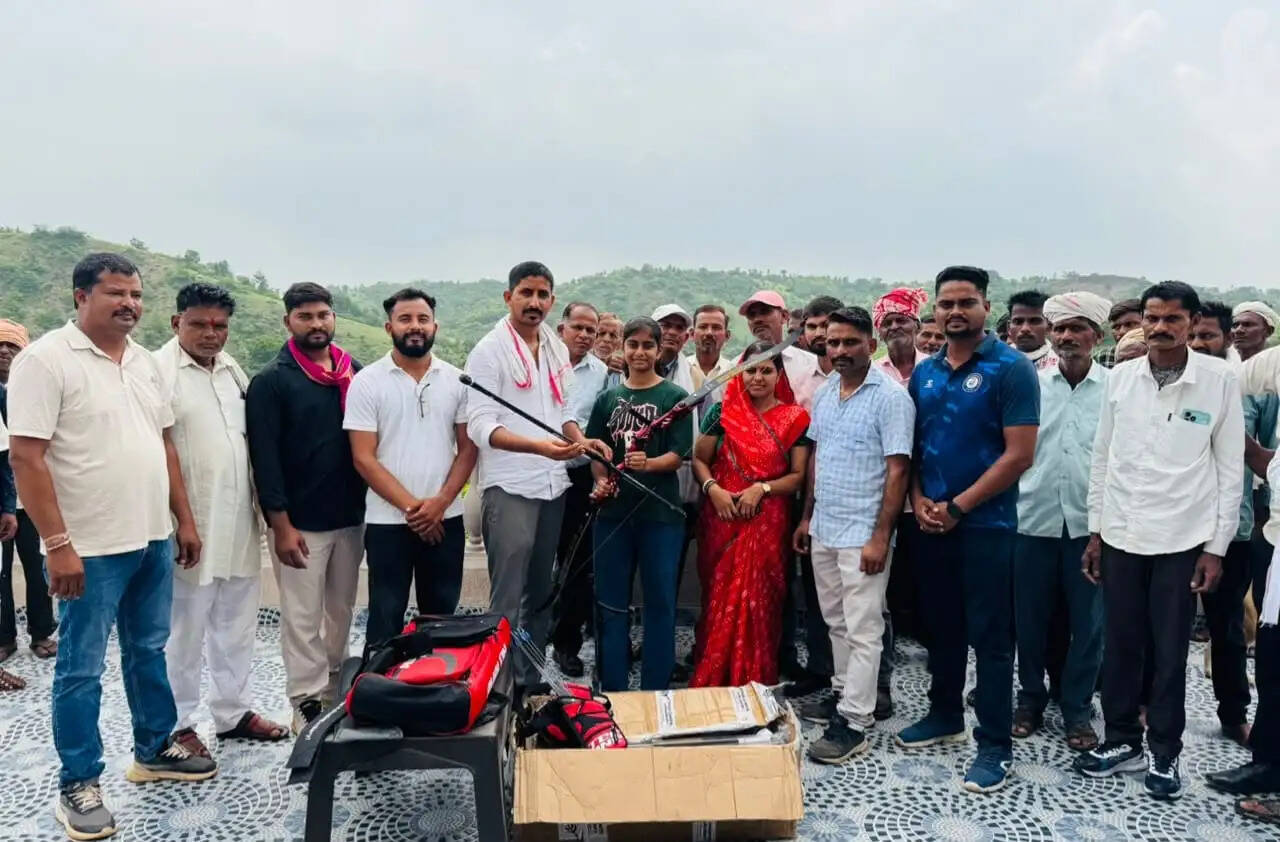 सांसद रोत ने तीरंदाज दिव्यांशी को सीएसआर फंड से भेंट किया 4.95 लाख का अत्याधुनिक रिकर्व धनुष सेट