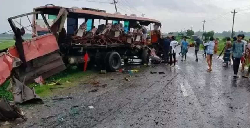 बांग्लादेश में बस-ट्रक में टक्कर, तीन की मौत, 20 घायल