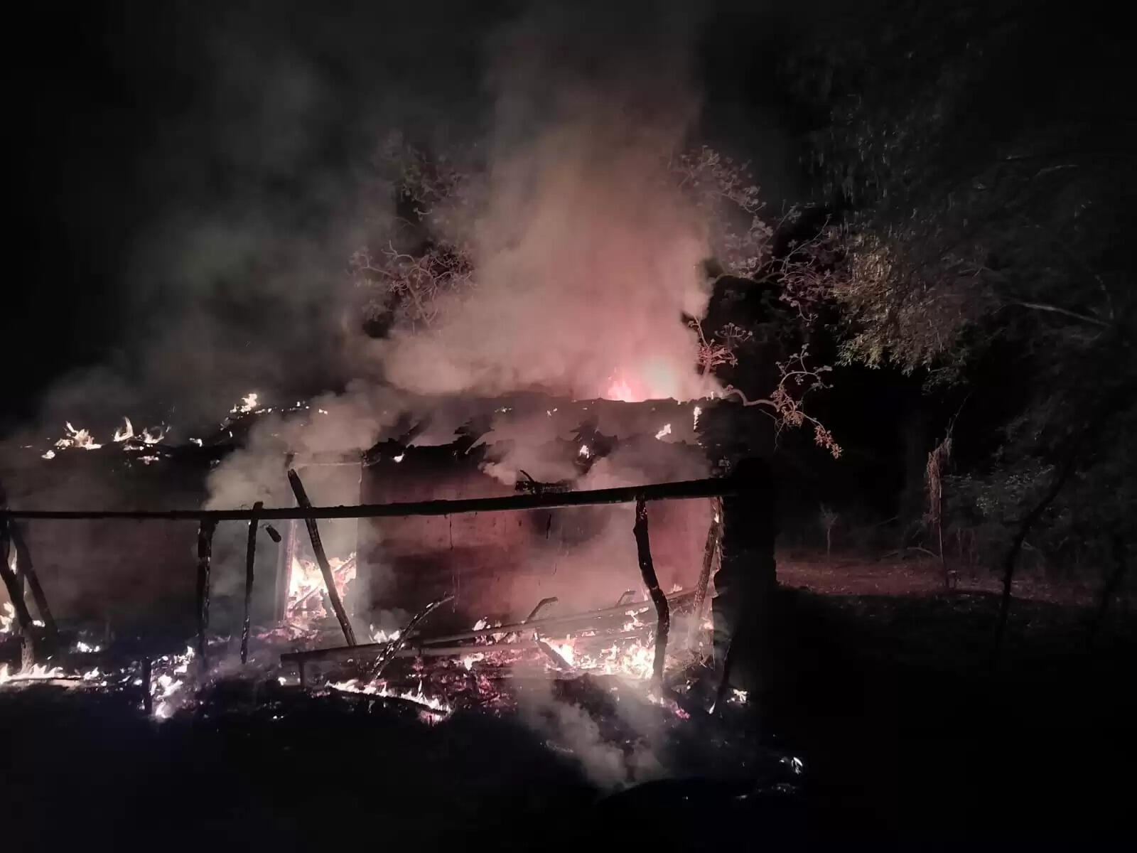 राजगढ़ःखेत पर बने मकान में लगी आग, किसान को करीब 5 लाख का नुकसान