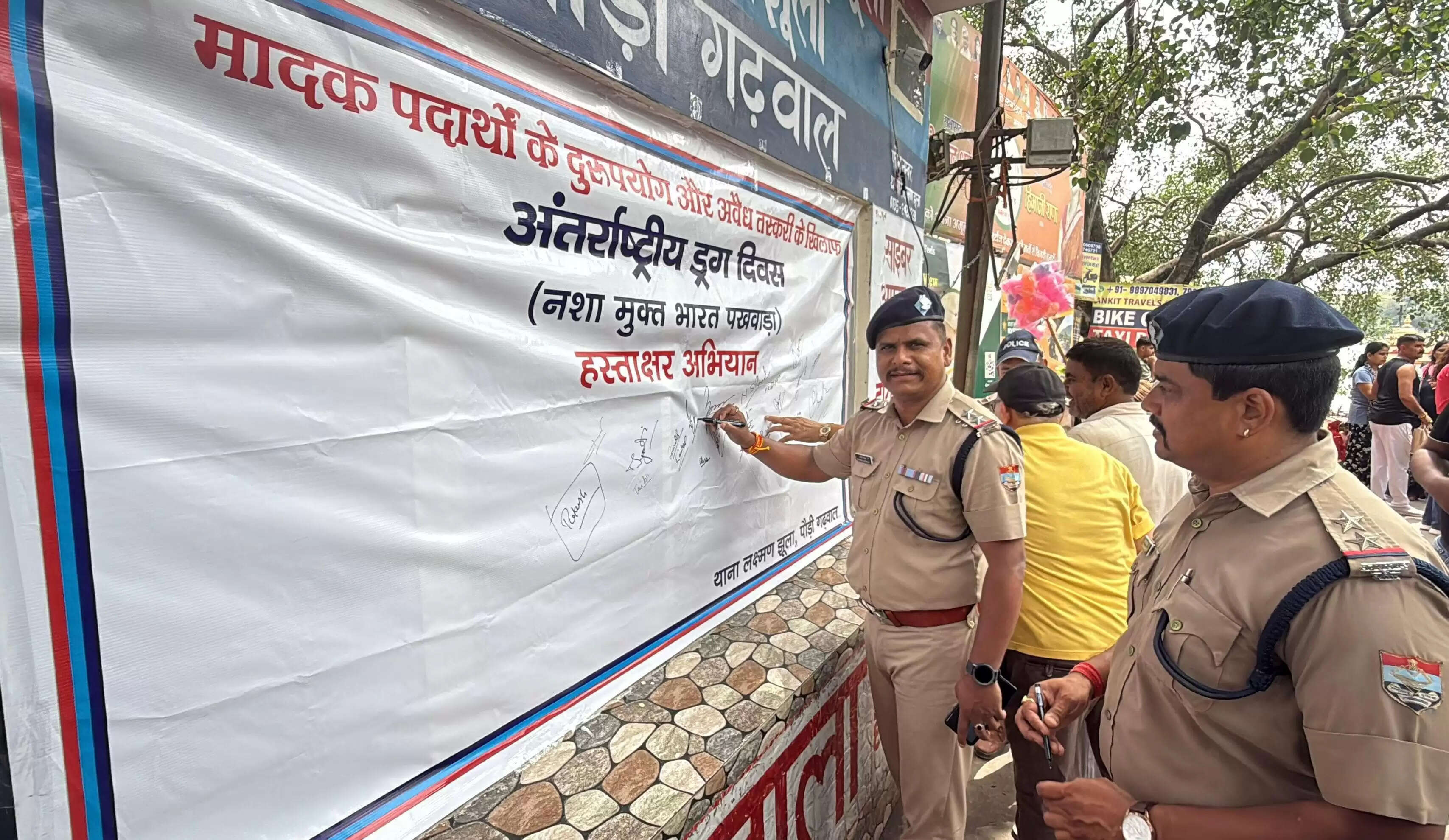 पौड़ी पुलिस ने रामझूला में चलाया हस्ताक्षर अभियान