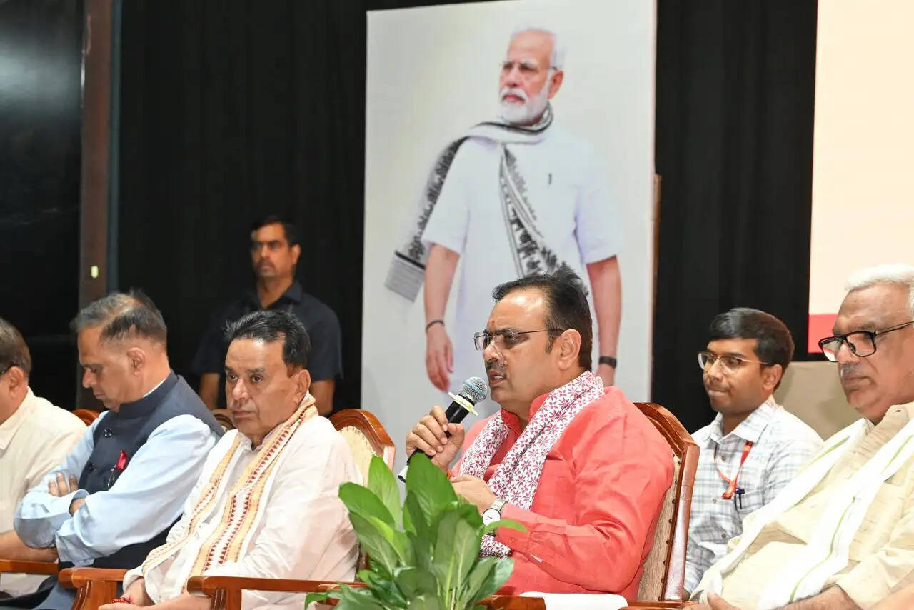 मुख्यमंत्री का युवा सीएलजी सदस्य एवं सुरक्षा सखियों से संवाद&nbsp;