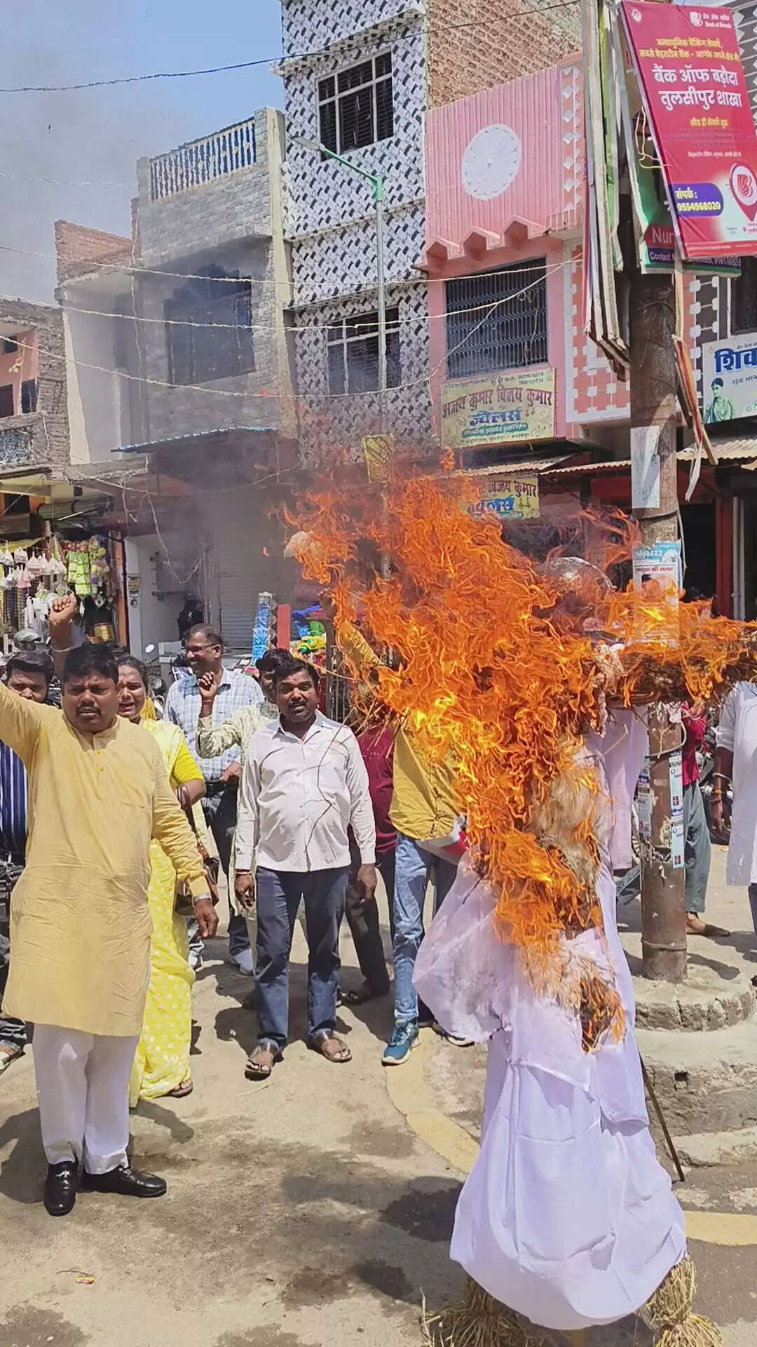 बंगाल में हिंसा के विरोध में ममता बनर्जी का फूंका पुतला
