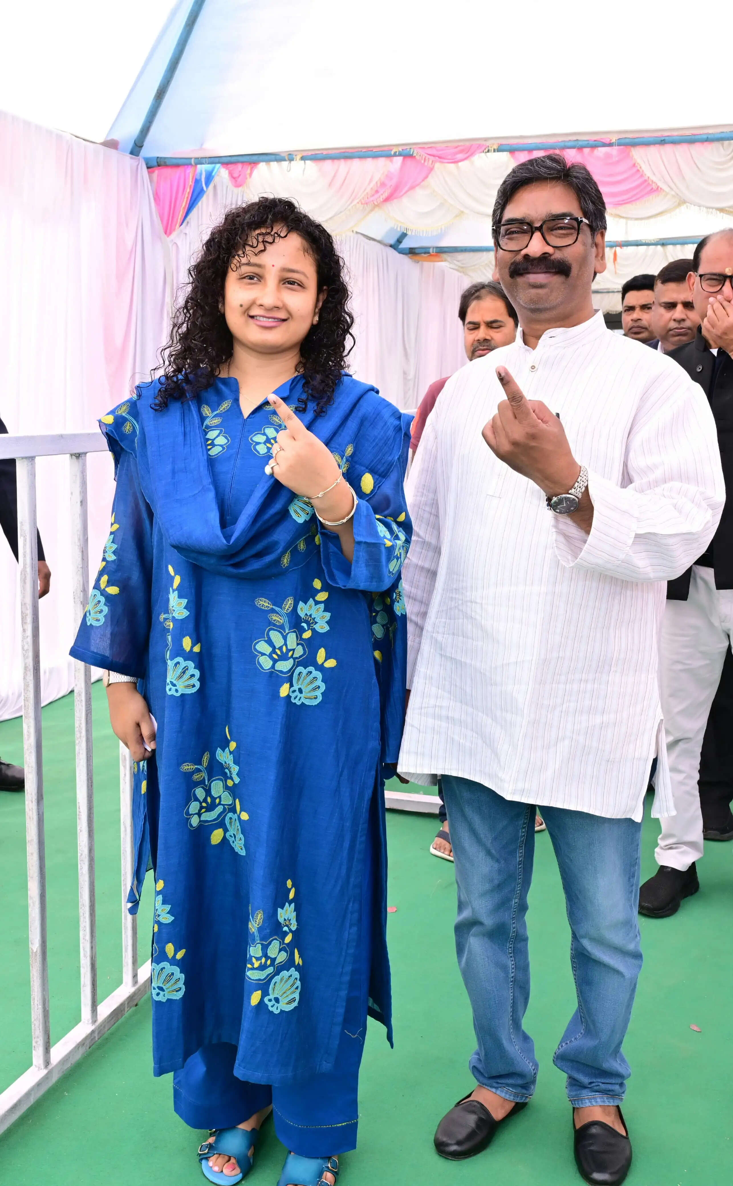 मुख्यमंत्री हेमंत सोरेन ने पत्नी कल्पना सोरेन संग डाला वोट, लोगों से की अधिक मतदान की अपील