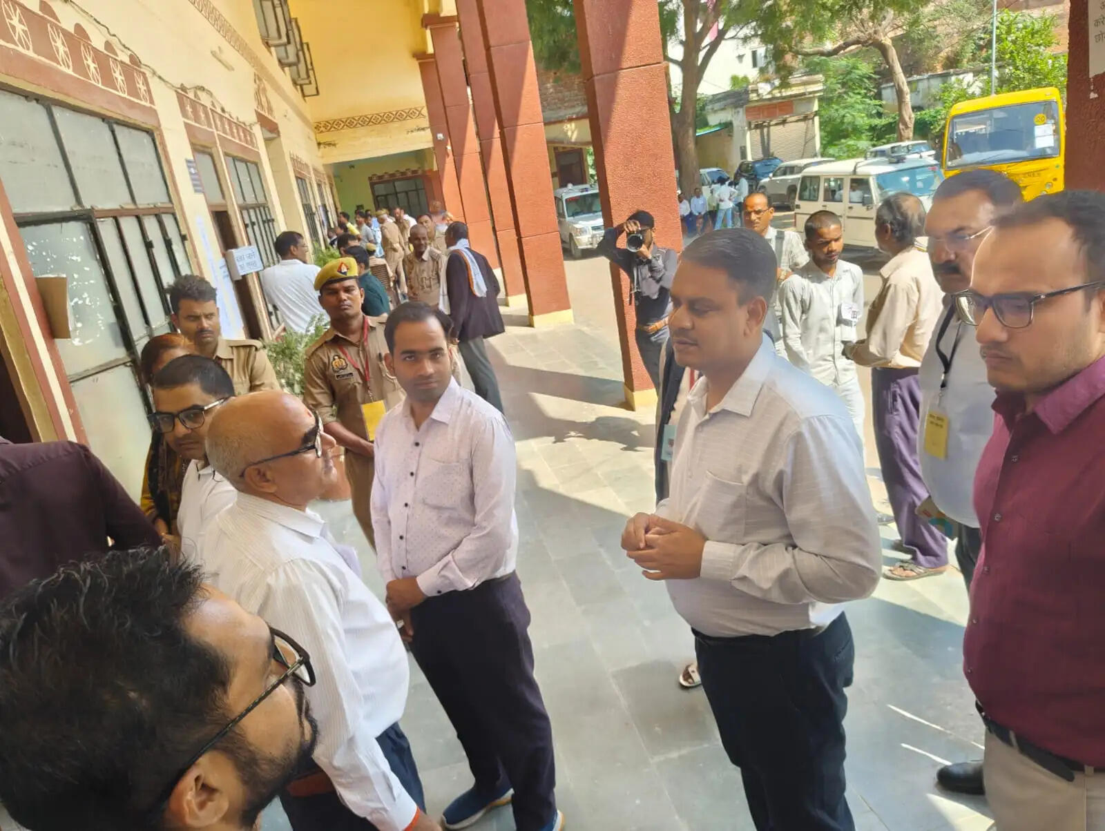वाराणसी मंडलायुक्त ने सदर तहसील पहुंचकर विधान परिषद चुनाव के मतदान का लिया जायजा, स्वयं भी किया मतदान