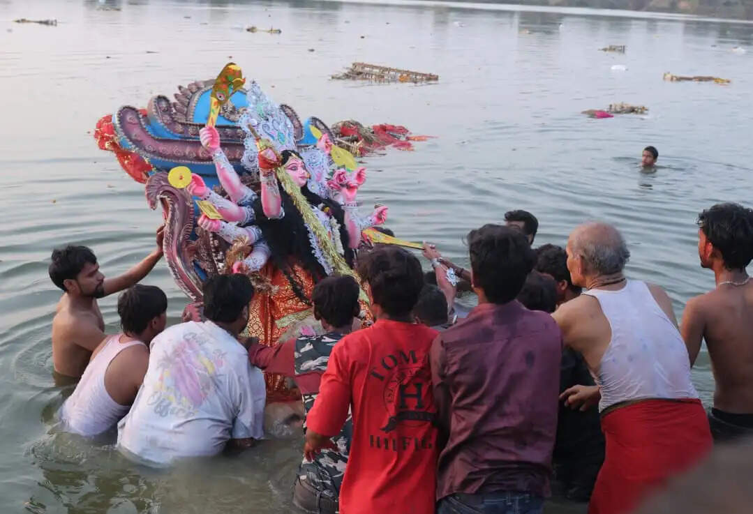 दुर्गाबाड़ी में श्रद्धा और पारंपरिक उल्लास के साथ संपन्न हुआ मां दुर्गा का विसर्जन