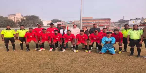 बढ़त के बाद बक्सर के खिलाड़ियों ने फुटबाल मैच में दिखाया नियंत्रण,पेनाल्टी एरिया सेफ