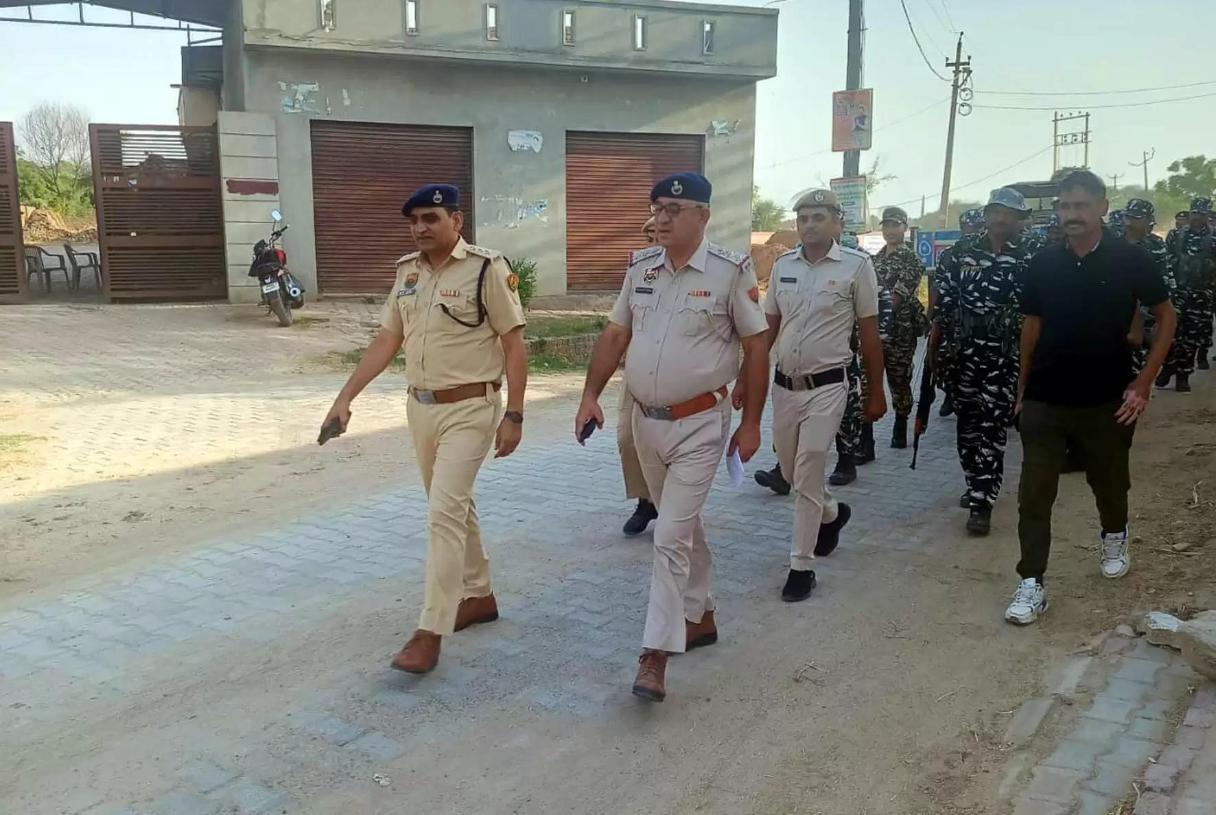 हिसार : पुलिस ने गांवों में किया फ्लैग मार्च, चुनाव में निर्भीक होकर मतदान की अपील
