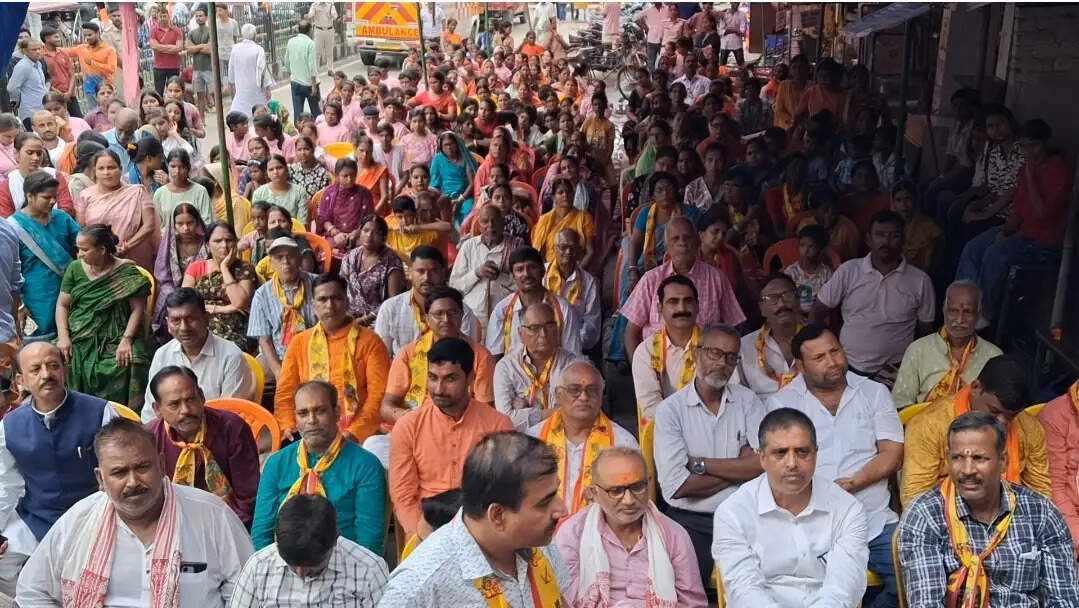 सारण में मटकी फोड़ और सांस्कृतिक कार्यक्रम का हुआ आयोजन