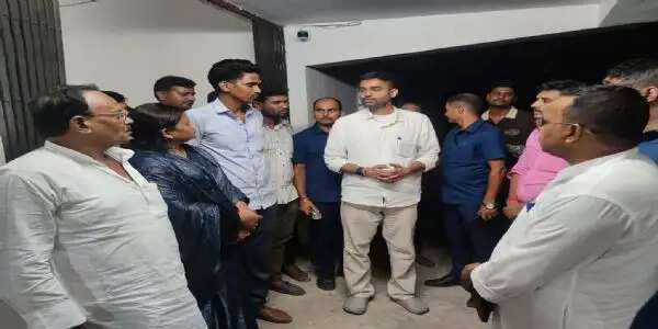 सड़क हादसे में सिसवन प्रखंड के कार्यपालक सहायक की मौत, परिजनों से मिलने सदर अस्पताल पहुंचे मंत्री दीपक प्रकाश