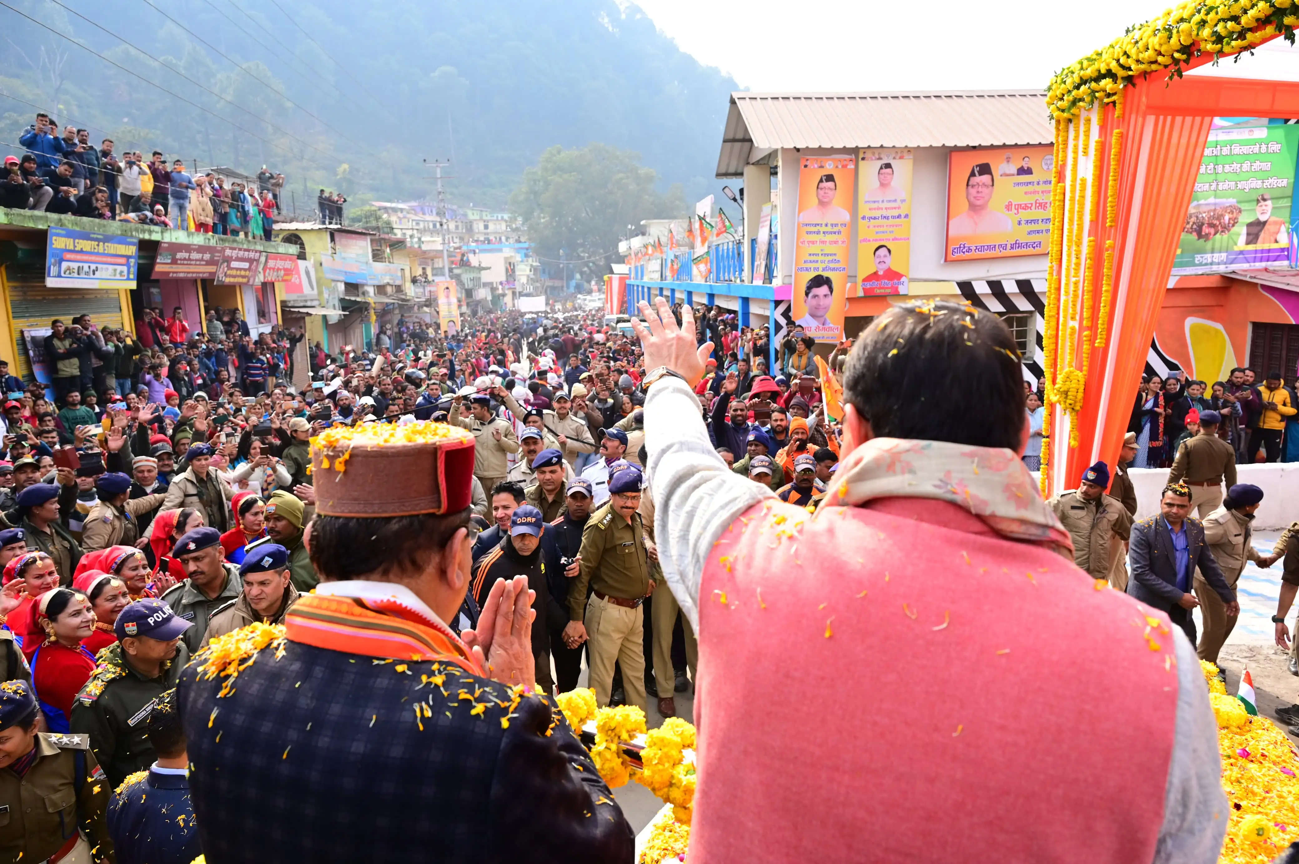 हज़ारों की संख्या में स्थानीय जनता ने किया मुख्यमंत्री का स्वागत