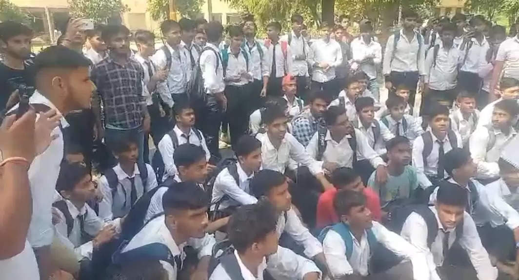 हाथरस में एमजी पॉलिटेक्निक में छात्रों ने रिजल्ट को लेकर हंगामा किया