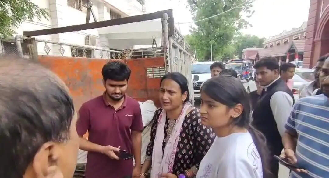 संपत्ति विवाद में जहर देकर हत्या का आरोप, पति का शव लेकर महिला पहुंची जिलाधिकारी कार्यालय