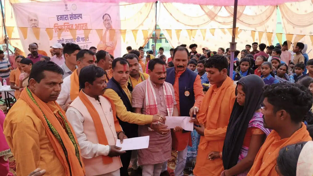 जगदलपुर : विकसित भारत संकल्प यात्रा में करवाया गया पांच जोड़ों का आदर्श विवाह