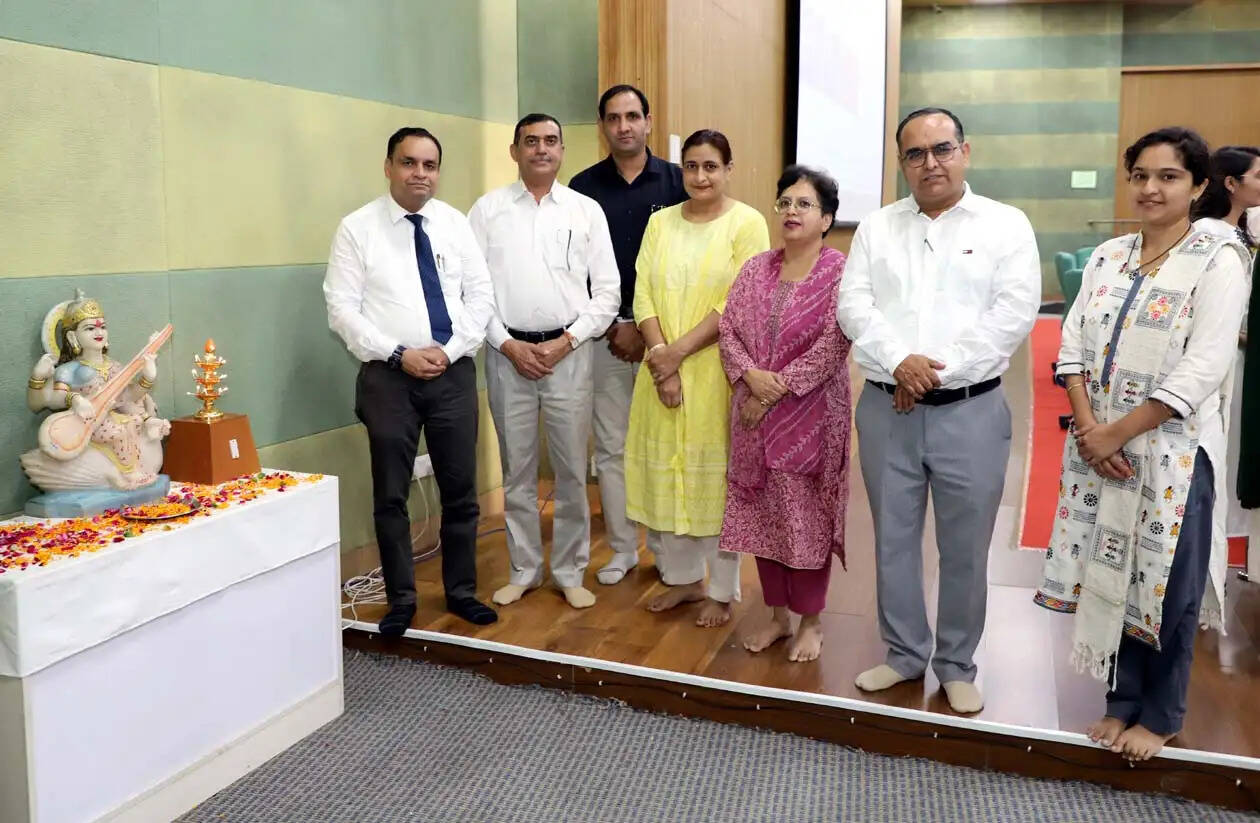 हिसार : मानसिक रूप से स्वस्थ रहना सामाजिक और आर्थिक विकास के लिए भी जरूरी : प्रो. संदीप राणा