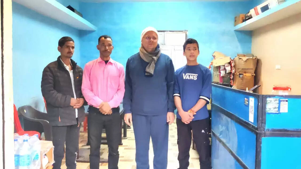 मुख्यमंत्री धामी ने भराड़ीसैंण में चाय का लिया आनंद, स्थानीय लोगों से की मुलाकात