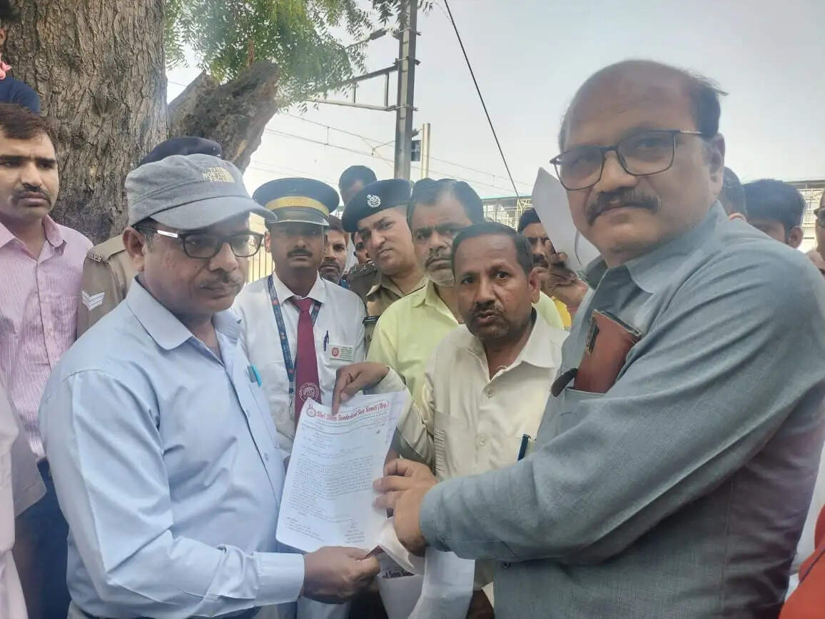 स्टेशन के निर्माण कार्य की धीमी गति पर डीआरएम नाराज