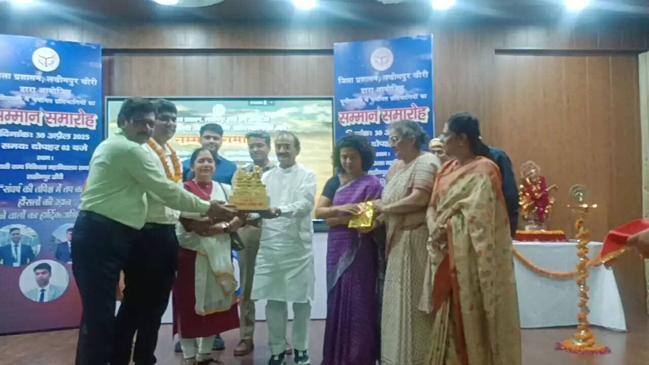 सपनों को हकीकत में बदलने वाले तीन आईएएस का हुआ अभिनंदन