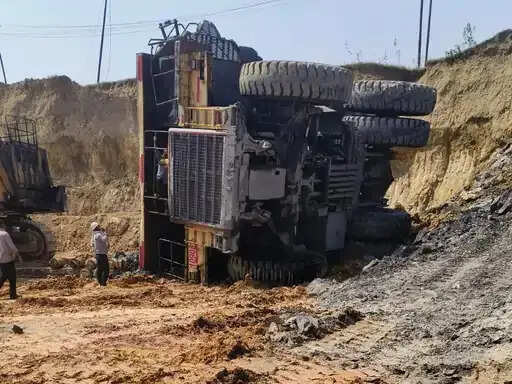 कुसमुंडा खदान में 100 टन क्षमता का डंपर पलटा,ऑपरेटर गंभीर रूप से घायल