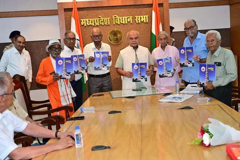 मप्रः विधानसभा अध्यक्ष तोमर ने किया वरिष्ठ पत्रकार कल्याण संघ की स्मारिका का विमोचन