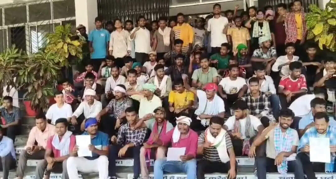 पेयजल की समस्या को लेकर छात्रों ने दिया धरना, सौंपा आवेदन