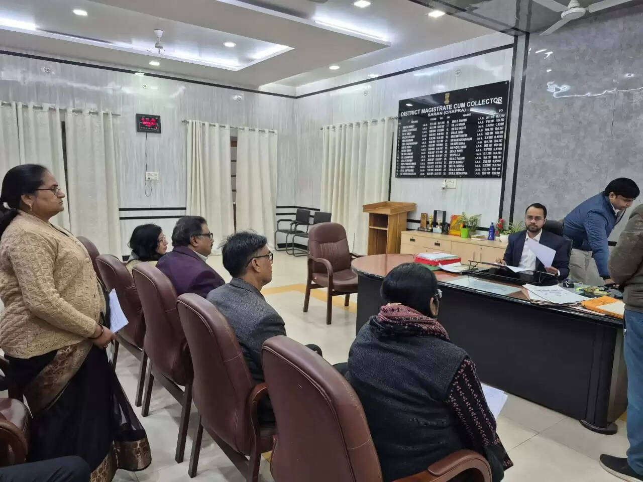 मुख्यमंत्री नारी शक्ति योजना में लापरवाही पर अधिकारियों की जिलाधिकारी ने लगाई क्लास