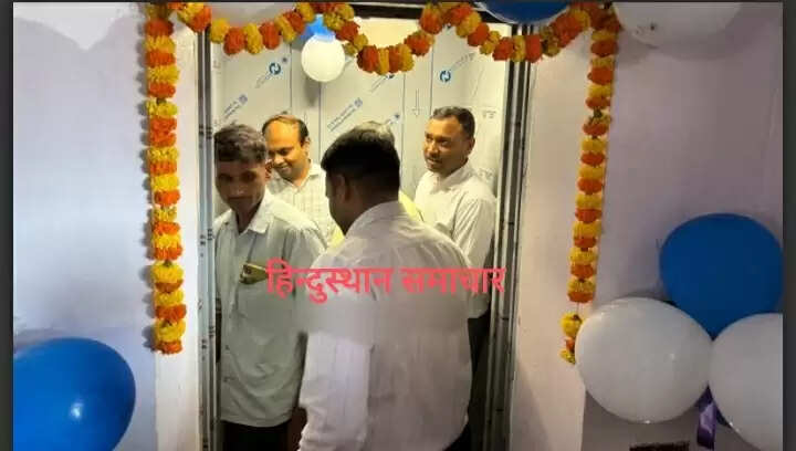 सदर अनुमंडल कार्यालय में लिफ्ट का डीएम ने किया उद्घाटन