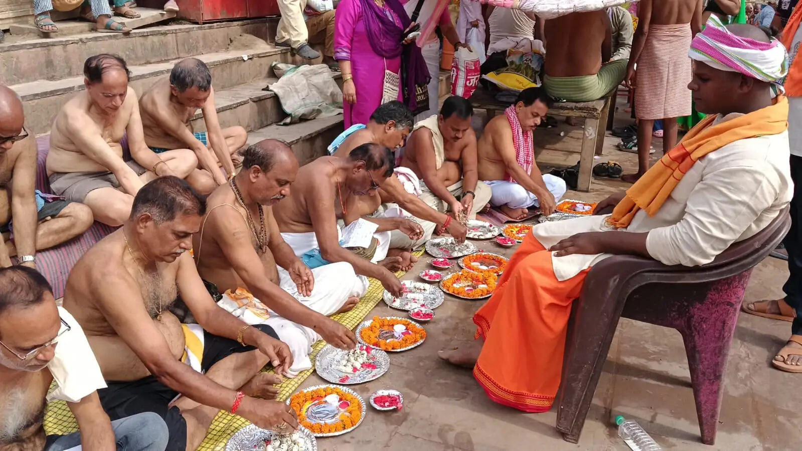 पितृ पक्ष के अन्तिम दिन अमावस्या पर पूर्वजों का श्राद्ध पिंडदान कर दी गई विदाई
