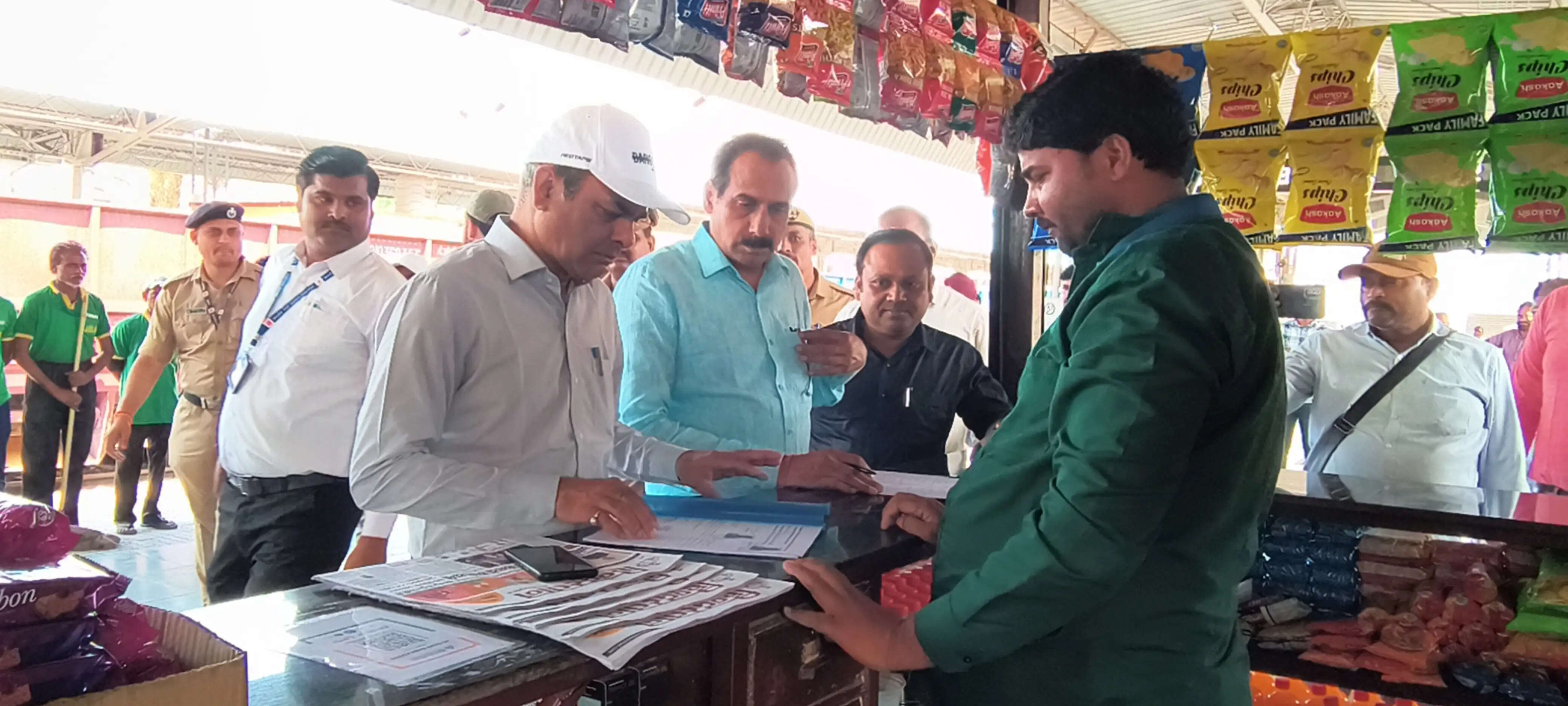 डीआरएम ने अमृत भारत स्टेशन महोबा का किया निरीक्षण, खामियां मिलने पर लगाई फटकार