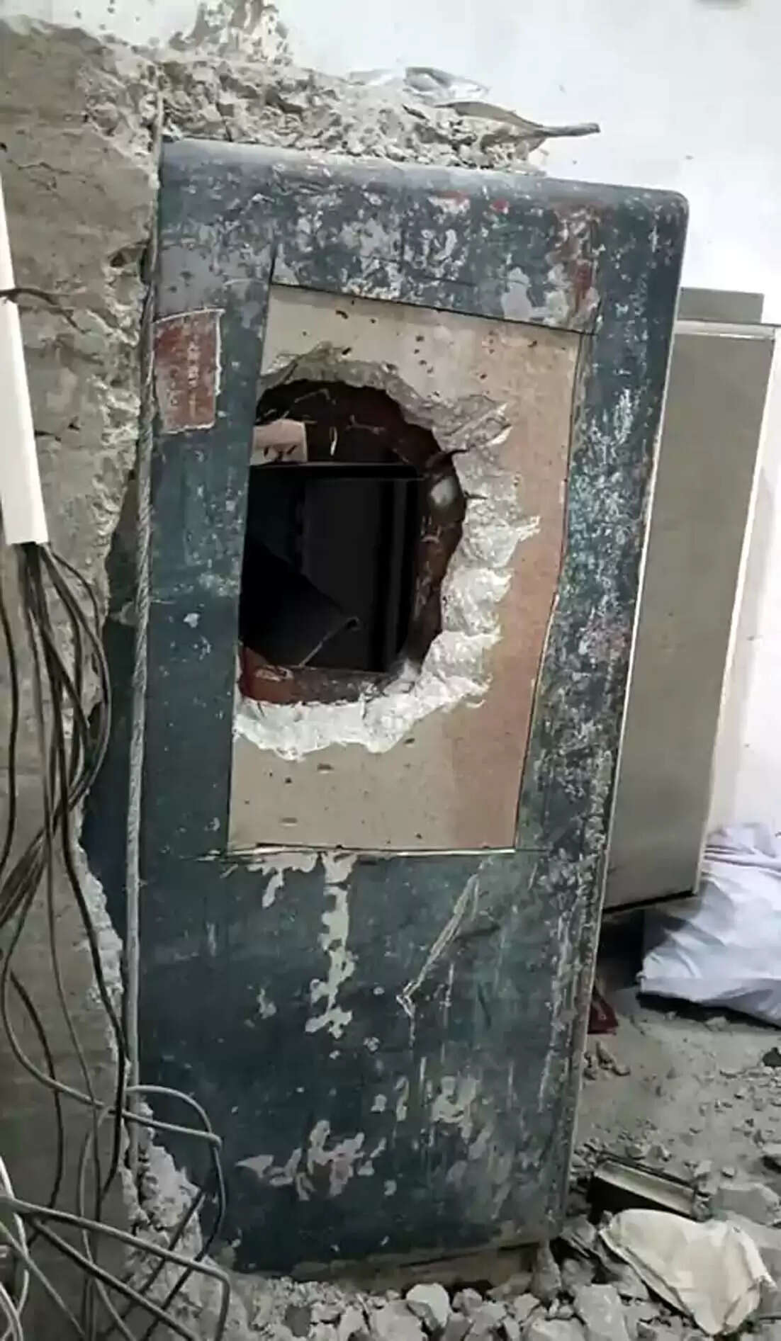 हिसार में चोरों ने लगाई बैंक में सेंध, 27 लाख 92 हजार ले उड़े