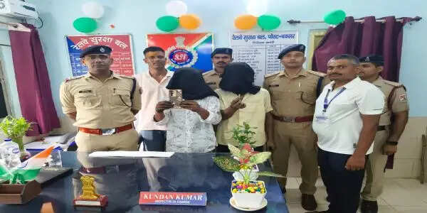 चोरी के मोबाइल और ब्लेड के टुकड़े के साथ दो गिरफ्तार, ट्रेनों में जेब काटने की बात कबूली